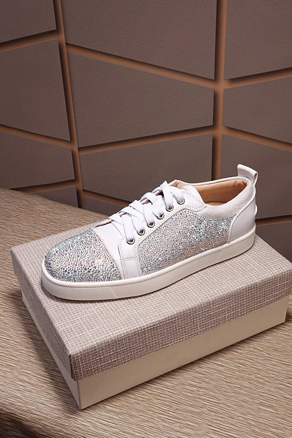 Men's shoes 💰: 460💰christian louboutin (CL red sole shoes) counter hot diamond series, casual sneakers for couples 📢 📢 📢 Exclusive hot style release🎈🎈💪Movable latex feet👻Finished outsole line [Proud]😝Female 35-40# Male 38#-46, global supply😝 [Top version]: Original imported cowhide frosted upper, top original leather lining, original molded TPU outsole, original 1:1 detail processing, original shoe last.